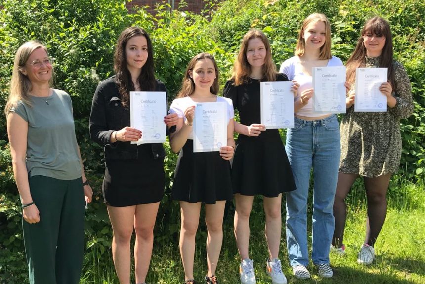 Mathilda, Sina, Sara, Marina und Franziska beeindrucken in der TELC-Prüfung im Fach Italienisch