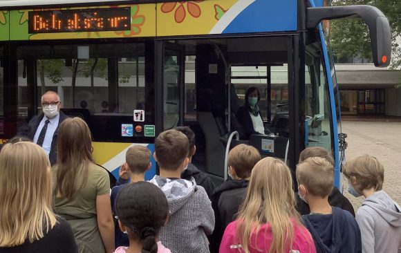 Füße weg und Abstand wahren – Das Bustraining für die Jahrgangsstufe 5 am KANT