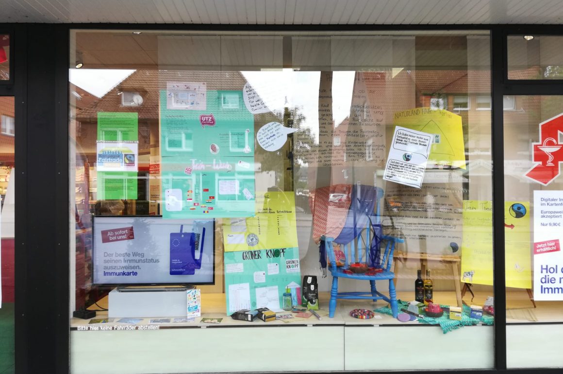 WhatsApp Image 2021-09-19 at 16.25.23 Schaufenster-Aktion des KANT in der Clemens-Apotheke zum Thema „Fairtrade“