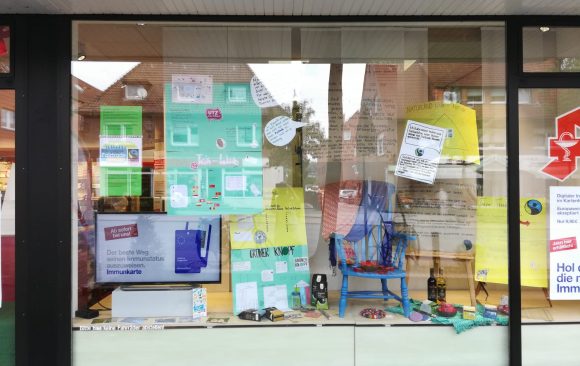 Schaufenster-Aktion des KANT in der Clemens-Apotheke zum Thema „Fairtrade“