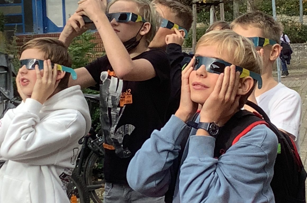 Klasse 6d beobachtet die partielle Sonnenfinsternis