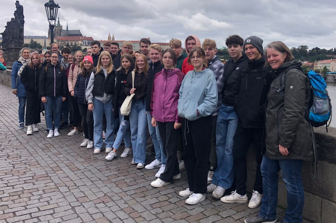 Deutsch- und Mathematik-LKs der Q2 erkunden die „Goldene Stadt“