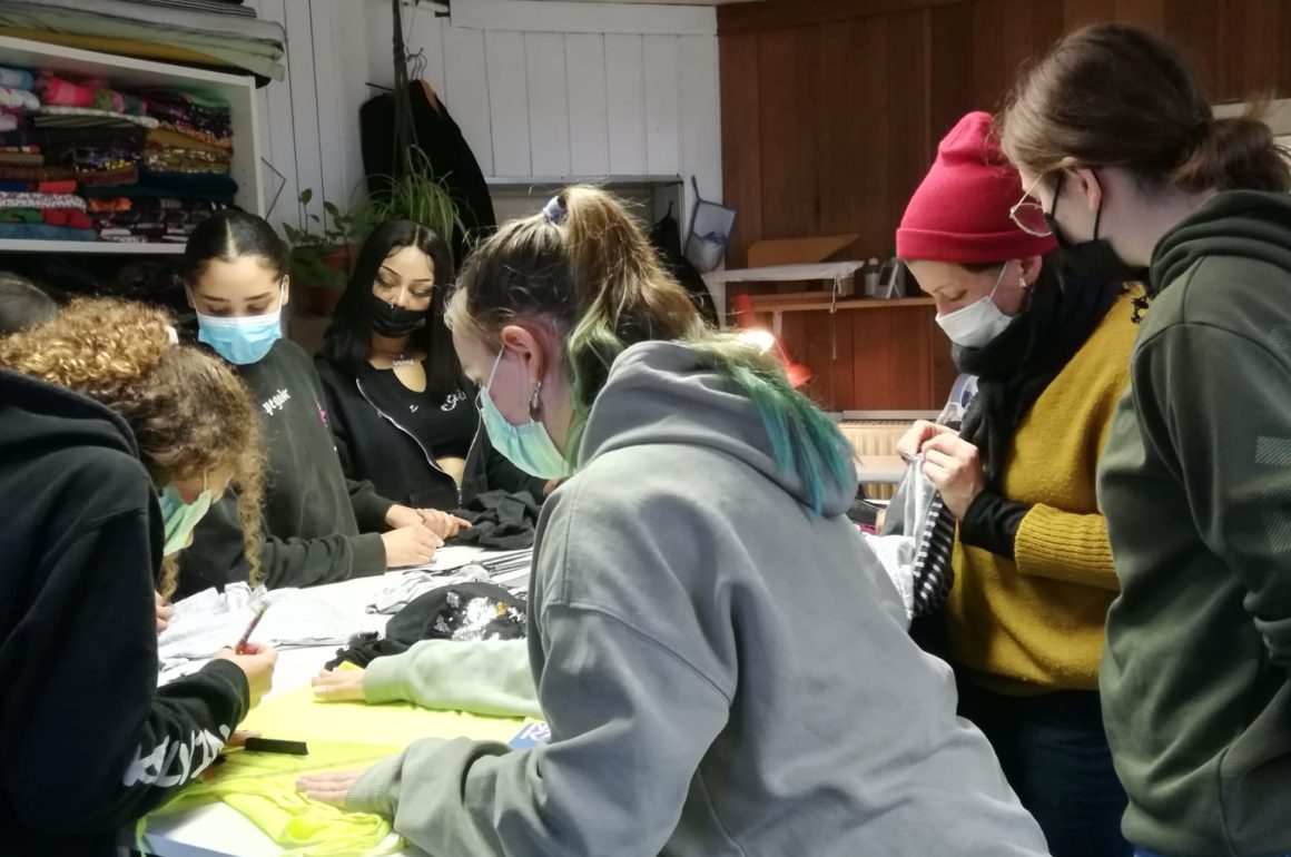 Die KANT for future AG beim Upcycling-Nähworkshop