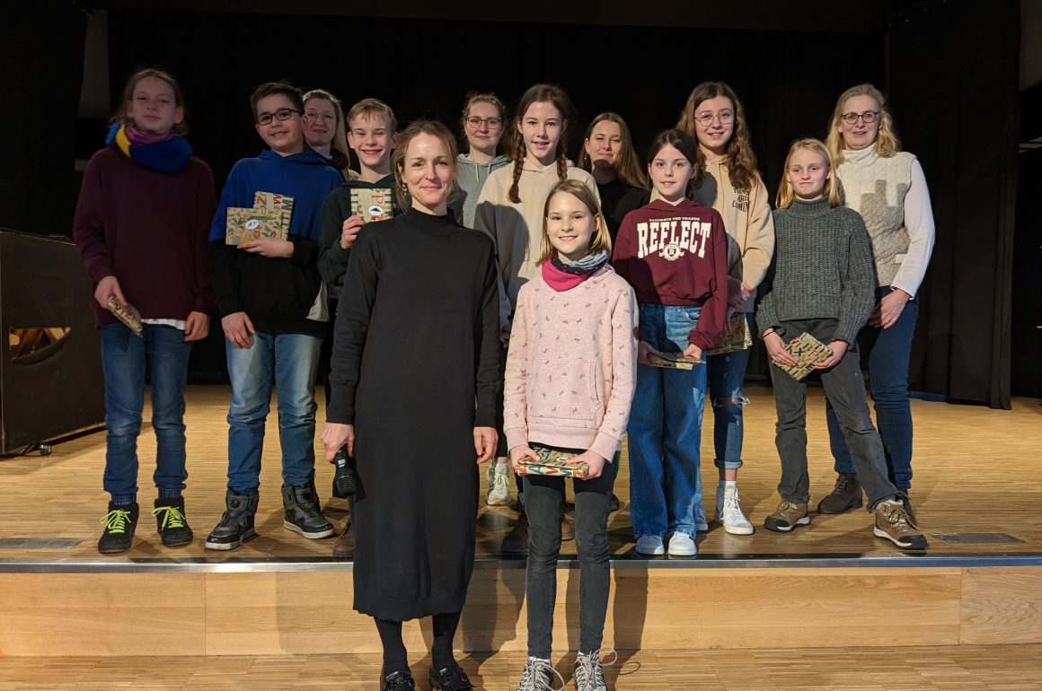 Herzlichen Glückwunsch: Jette Hallmann (6c) gewinnt den Vorlesewettbewerb der 6. Klassen