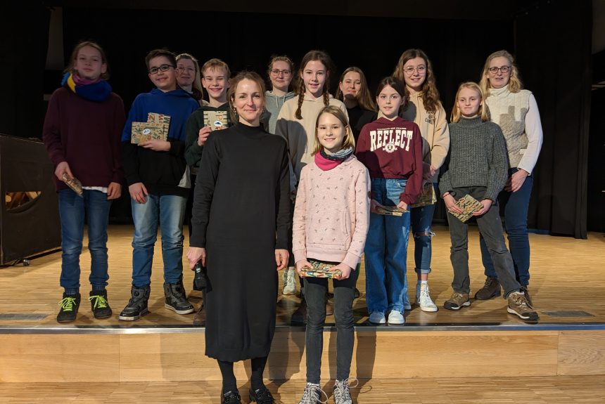 Herzlichen Glückwunsch: Jette Hallmann (6c) gewinnt den Vorlesewettbewerb der 6. Klassen