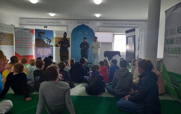 20230320_124511 Weltreligionen kennenlernen – Die 6. Klassen zu Besuch in der Ahmadiyya Moschee in Hiltrup
