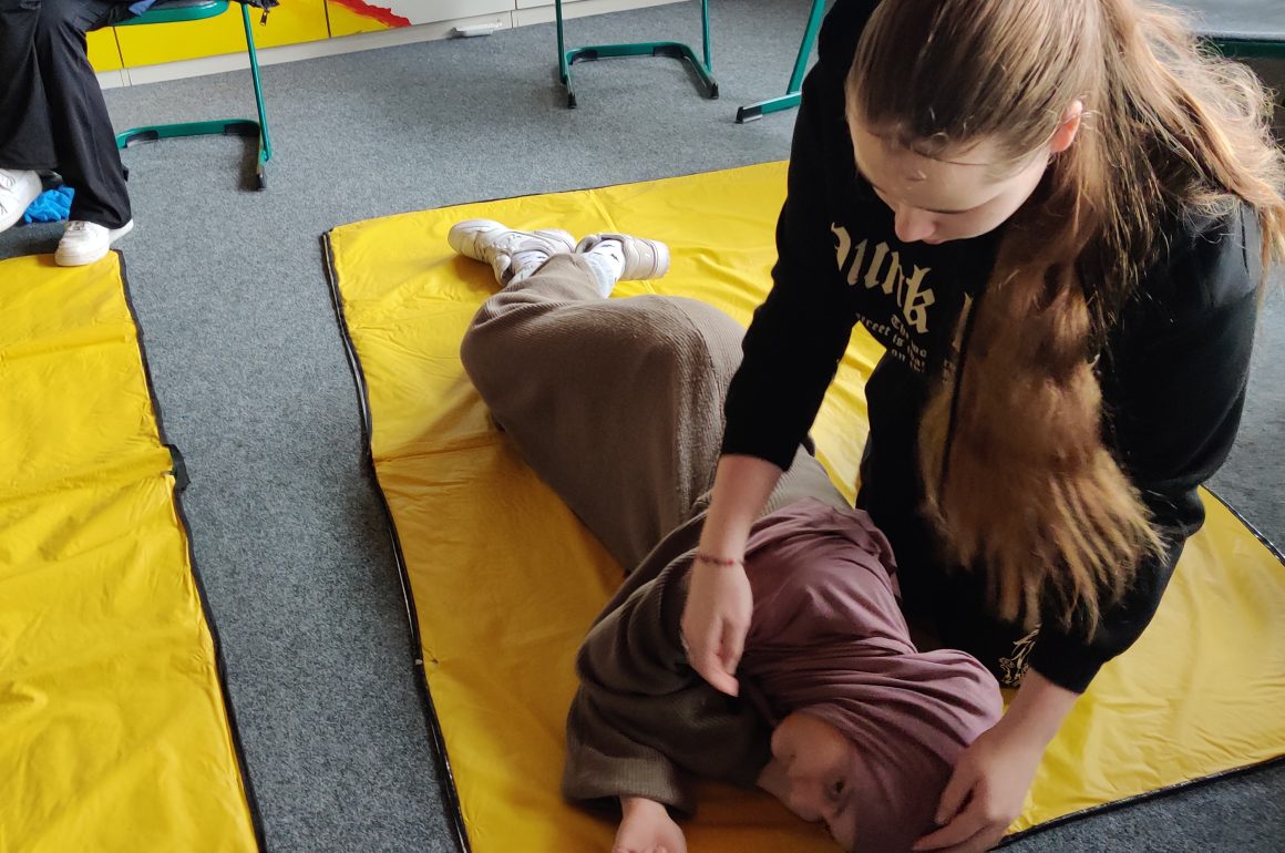Karnevalskostüm oder Kopfverband? Die Ausbildung der neuen Schulsanitäter am KANT