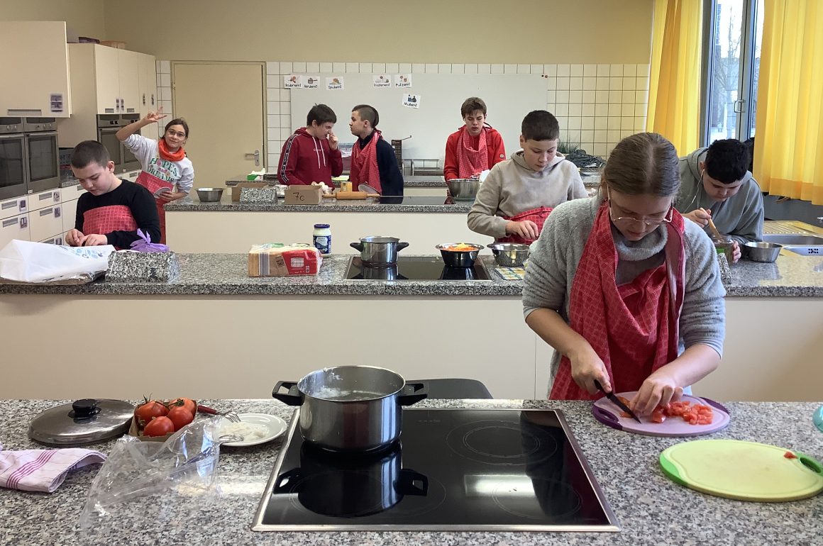 Mathematik und Sprachförderung im Alltag –  Unsere DaZ-Schülerinnen und Schüler beim Kochprojekt