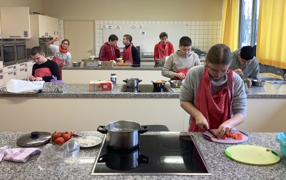 Mathematik und Sprachförderung im Alltag –  Unsere DaZ-Schülerinnen und Schüler beim Kochprojekt