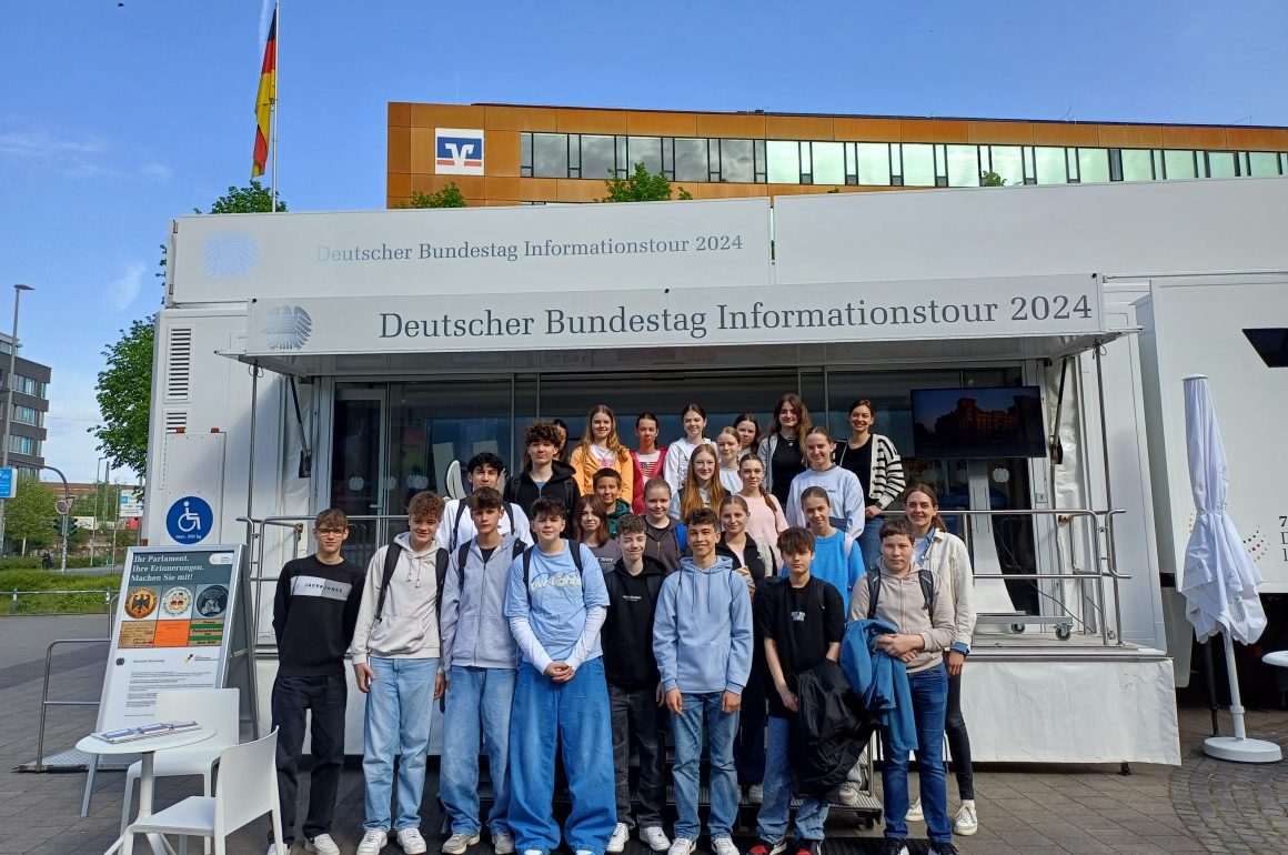 Die Klasse 8b besucht das Infomobil des Deutschen Bundestages