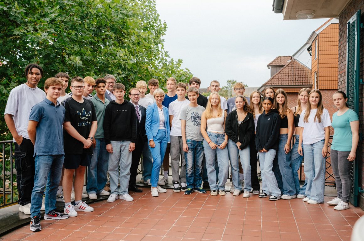 Die 10. Klassen diskutieren mit Schulministerin Feller in der Villa ten Hompel