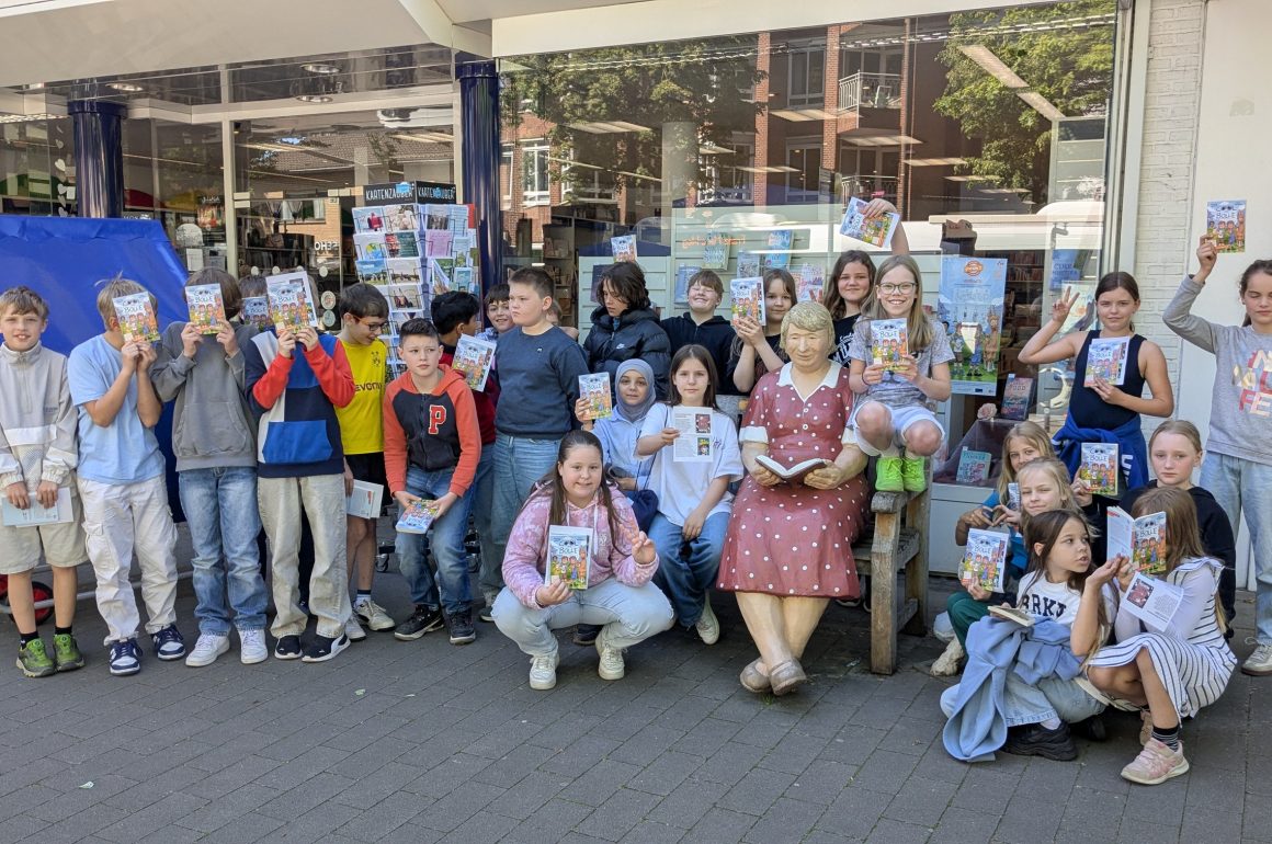 Die 5. Klassen beim Welttag des Buches in der Hiltruper Buchhandlung
