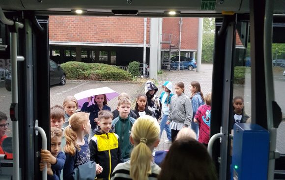 Mit Bus und Beutel für mehr Sicherheit im Straßenverkehr