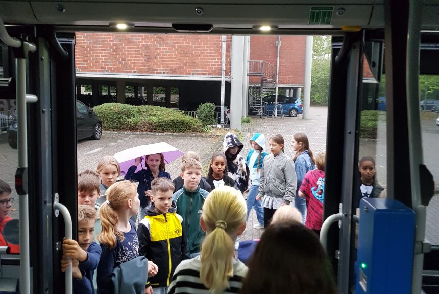 Mit Bus und Beutel für mehr Sicherheit im Straßenverkehr