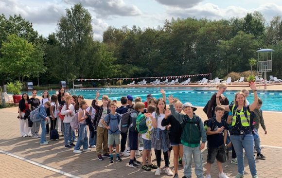 Ab ins Wasser: Unsere 5. Klassen im Freibad Hiltrup