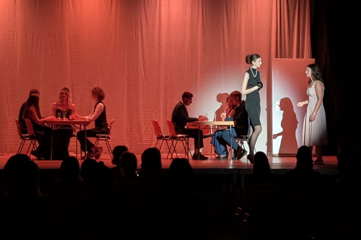 PXL_20260701_180151220 Mord im Grandhotel – Literaturkurs der Q1 serviert ein spannendes „Krimidinner“