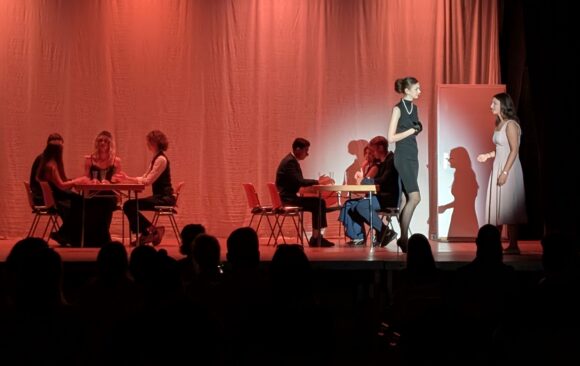 Mord im Grandhotel – Literaturkurs der Q1 serviert ein spannendes „Krimidinner“