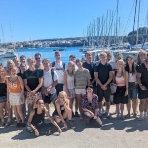 Die Q2-LKs Deutsch, Biologie, Mathe und SoWi grüßen aus Rabac in Kroatien