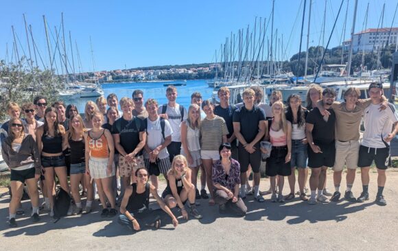 gruppenbild hafen2 Die Q2-LKs Deutsch, Biologie, Mathe und SoWi grüßen aus Rabac in Kroatien