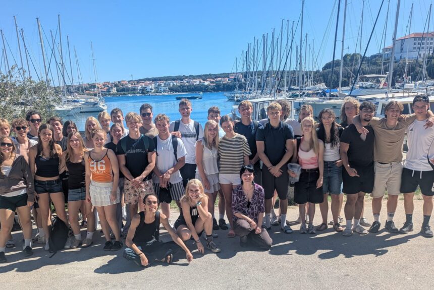 Die Q2-LKs Deutsch, Biologie, Mathe und SoWi grüßen aus Rabac in Kroatien